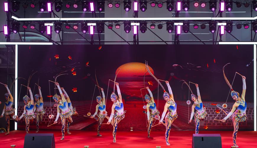 2025澳門正版資料免費和杂技演员表演中摔落与杂技演员表演中摔落的是谁
